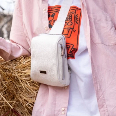 ست کردن کیف کراس بادی با انواع استایل‌ها